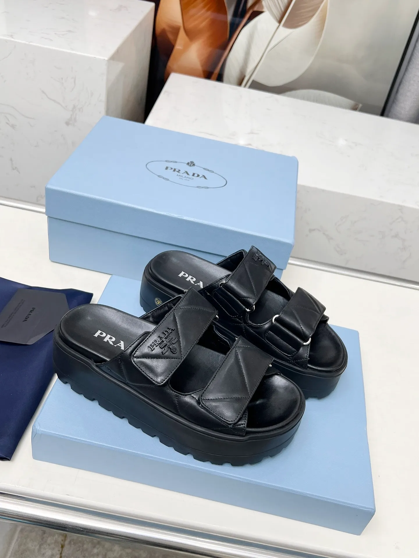 👟👟Ex-factory price 500👟👟 🌸Prada 2025 spring and summer new slippers 💫Velcro sandals The latest catwalk model, classic upgrades, comfort and fashionability coexist. Every color combination looks good, and the design matches different style needs ✅Upper: original customized cowhide ✅Inner lining: original customized sheepskin lining, cowhide feet ✅Outsole: Original molded anti-slip outsole ✅Number of codes: 35-40 (41 customized, non-refundable and non-exchangeable)